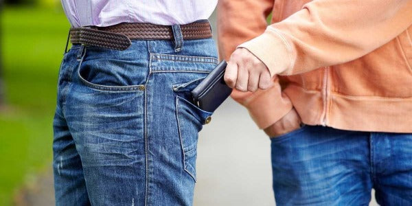 Come proteggere portafoglio e oggetti di valore fuori casa
