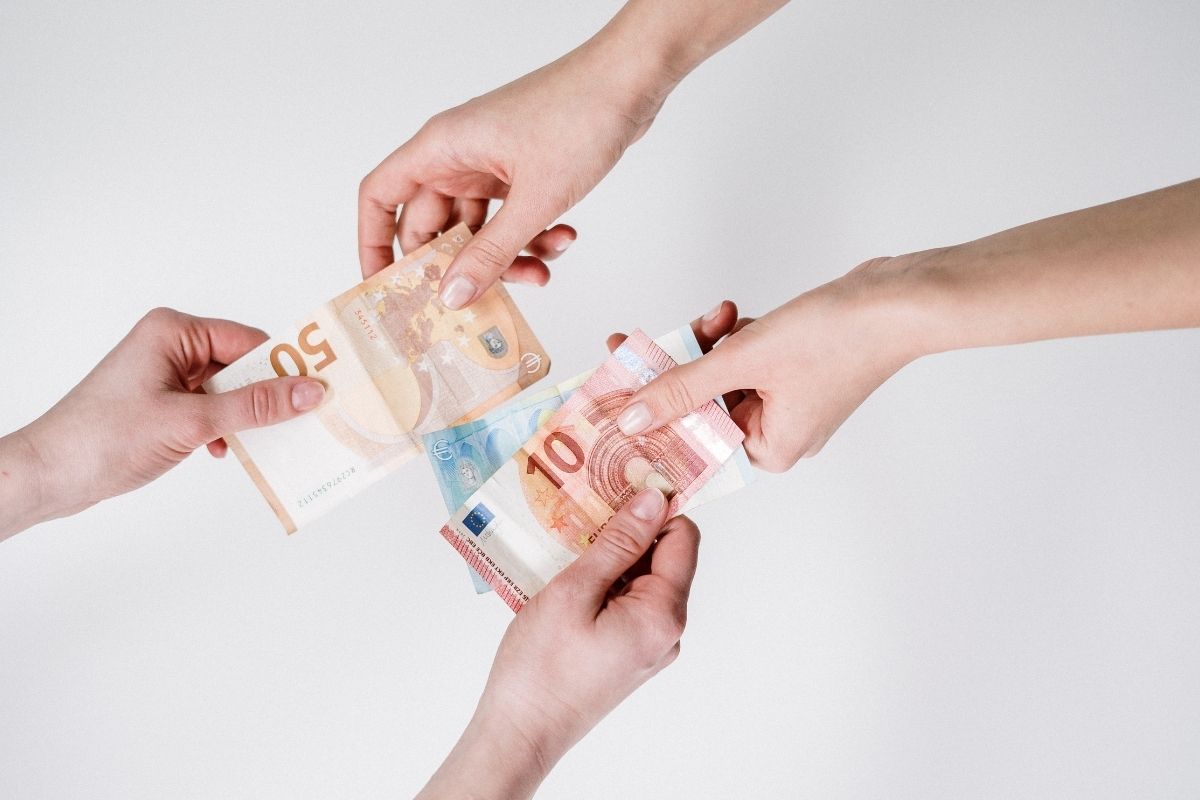Persone che si scambiano del denaro