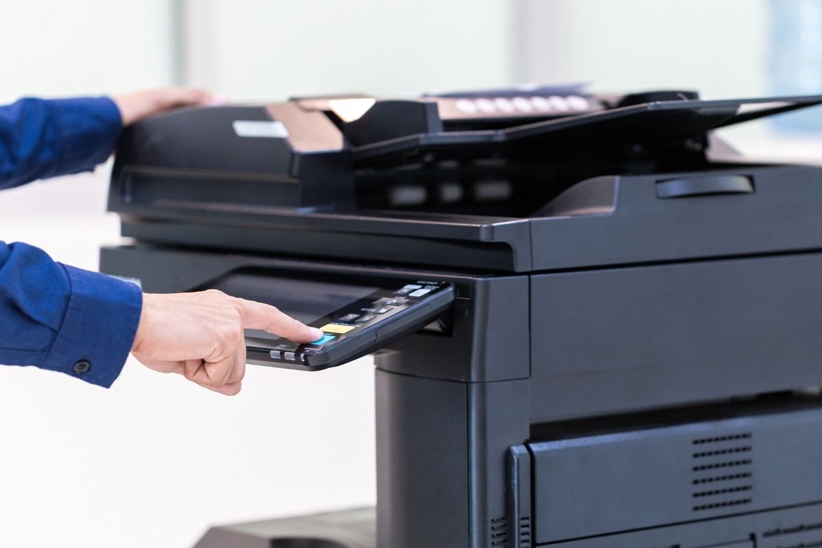 Uomo che fa una scansione con lo scanner