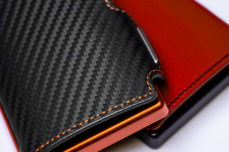 Dettaglio pellami finitura carbon