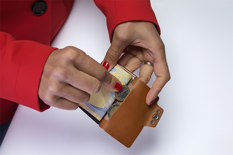 Practical and modern with coin pocket